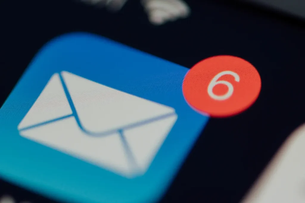 email badge with the number 6